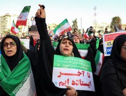 Demo Pecah di Teharan Selagi Gencatan Senjata, Ribuan Warga Iran Turun ke Jalan Dukung Lawan Israel