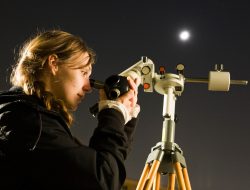 Amateur Astronomers Win Cash for Comet Discoveries