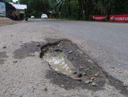 Lubang Jalan di Sungailiput Aceh Tamiang Sudah Ditambal
