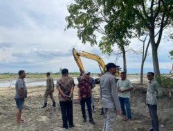 Satpol PP dan WH Aceh Besar Hentikan Aktivitas Pengerukan Pasir Laut di Baitussalam