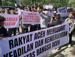 Seratusan Tenaga Medis RSIA dan RSJ Aceh Demo Kantor Gubernur